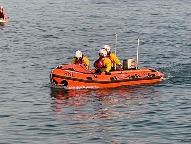 Burry Port RNLI respond to casualty in water at entrance to harbour