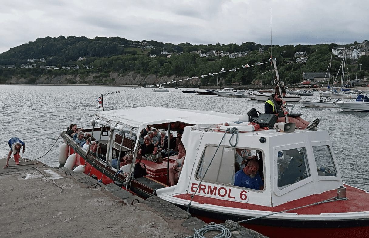 Gofalwyr Maeth Ceredigion yn mwynhau taith cwch i’r teulu