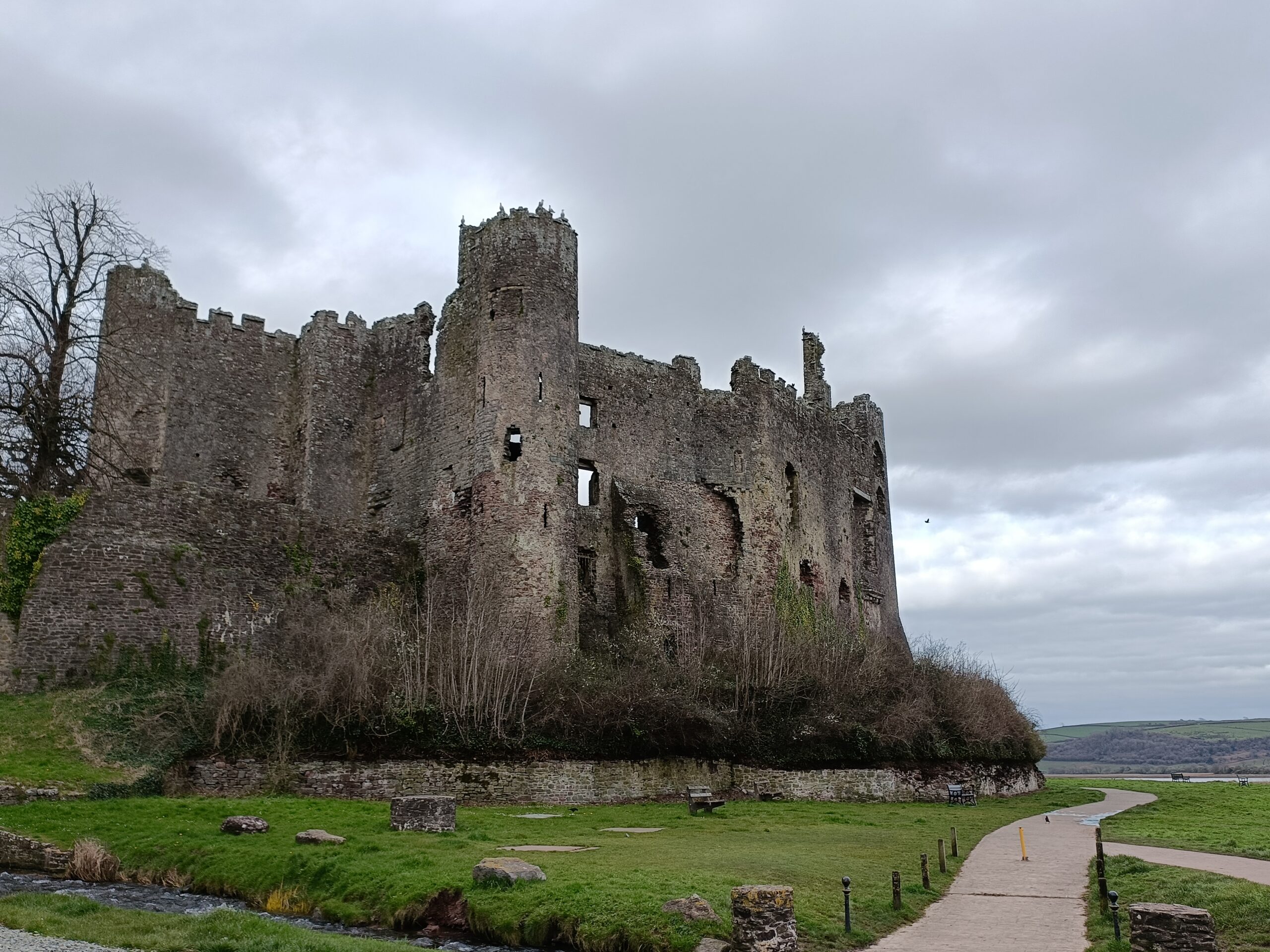 Heritage experts butt heads with Cadw over railing proposals for Laugharne Castle garden