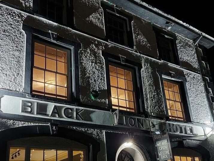 Aberaeron’s Black Lion Hotel celebrates First Minister’s resignation