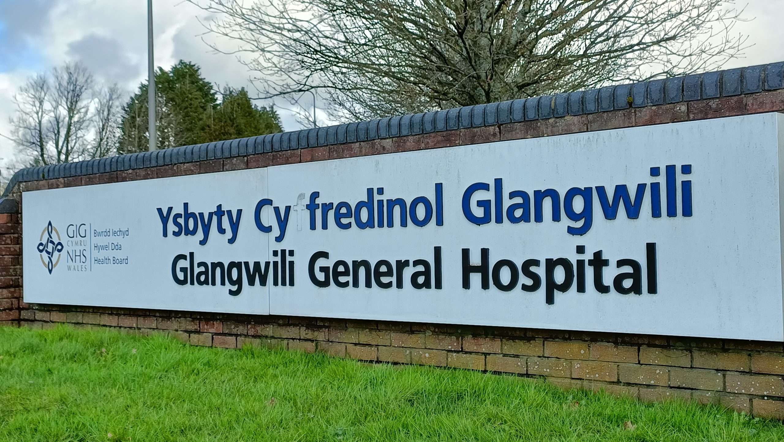 Generous donations allow charity to purchase new furniture and appliances for Cligerran Ward at Glangwili Hospital